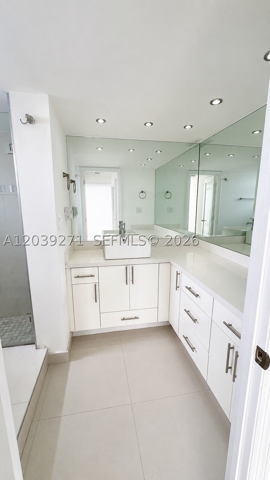 6039 Collins Ave 401