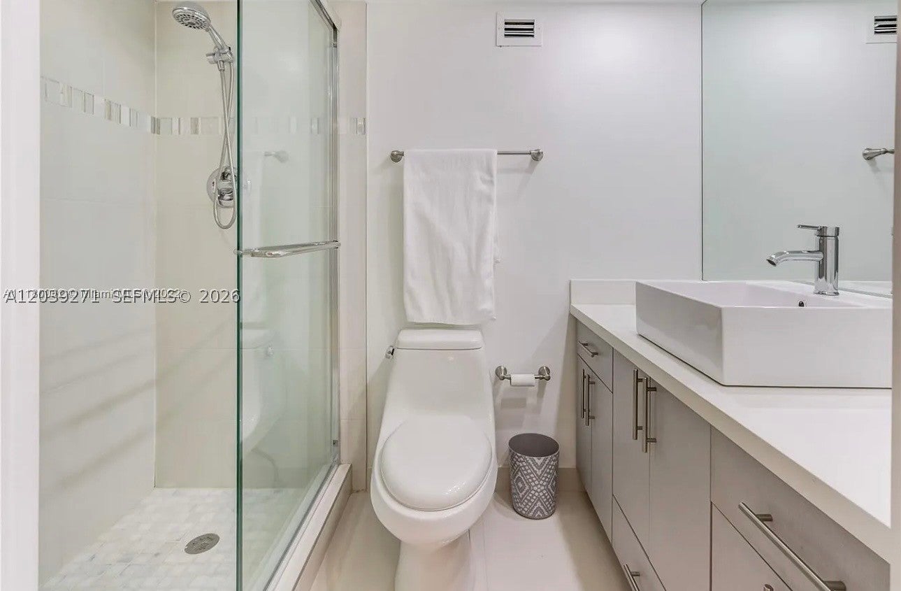 6039 Collins Ave 401