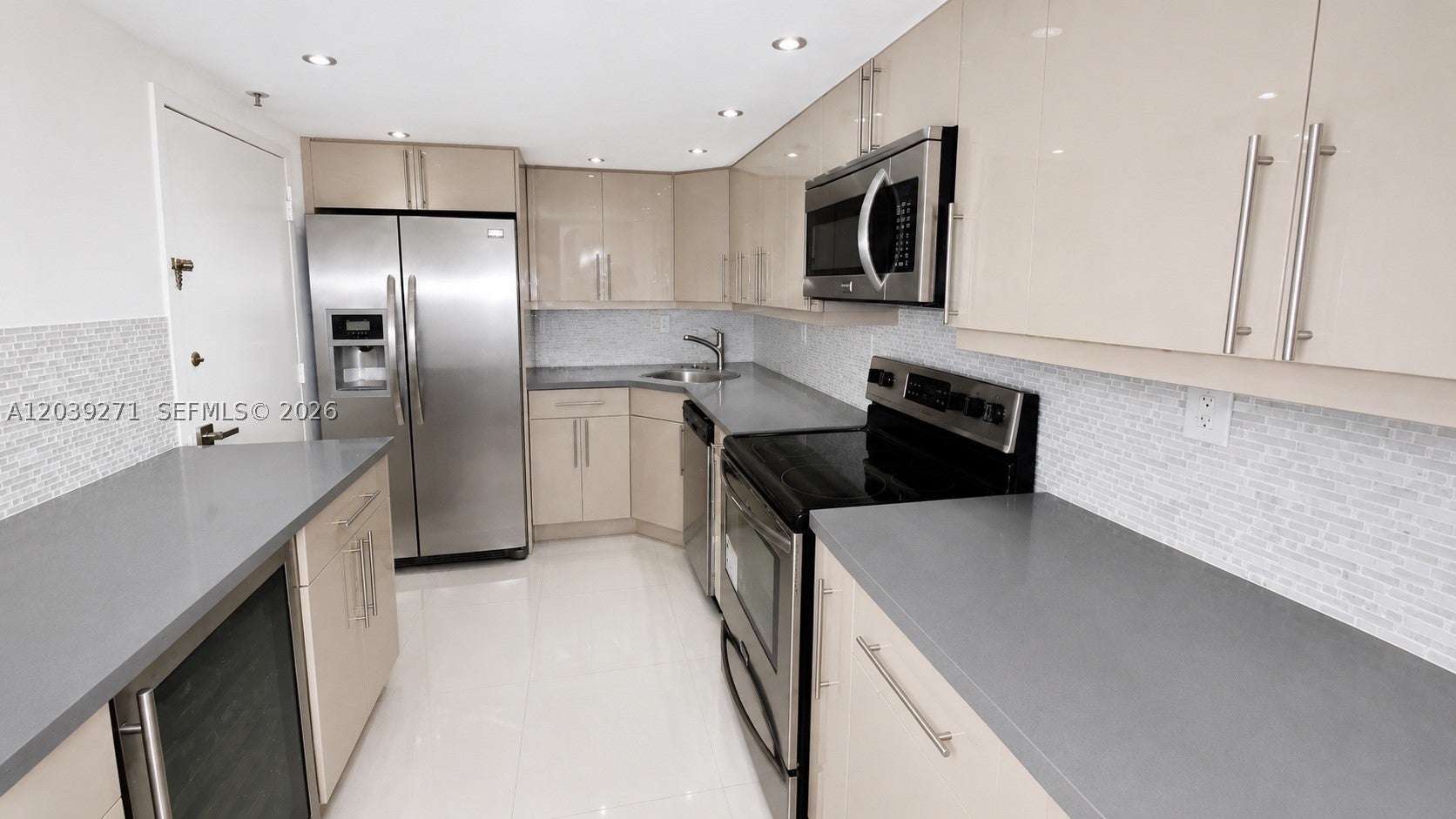 6039 Collins Ave 401