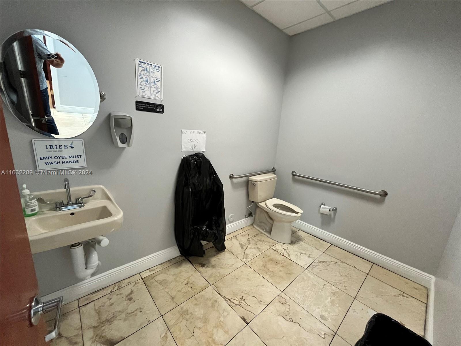 Main image without alt text