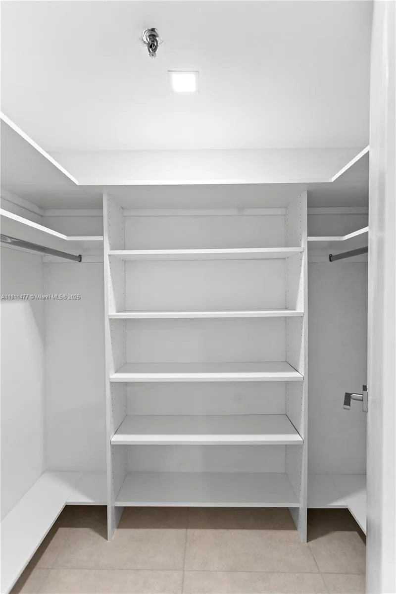 Miami, Florida 33179, United States, 1 Bedroom Bedrooms, ,2 BathroomsBathrooms,Residential,Active,140039