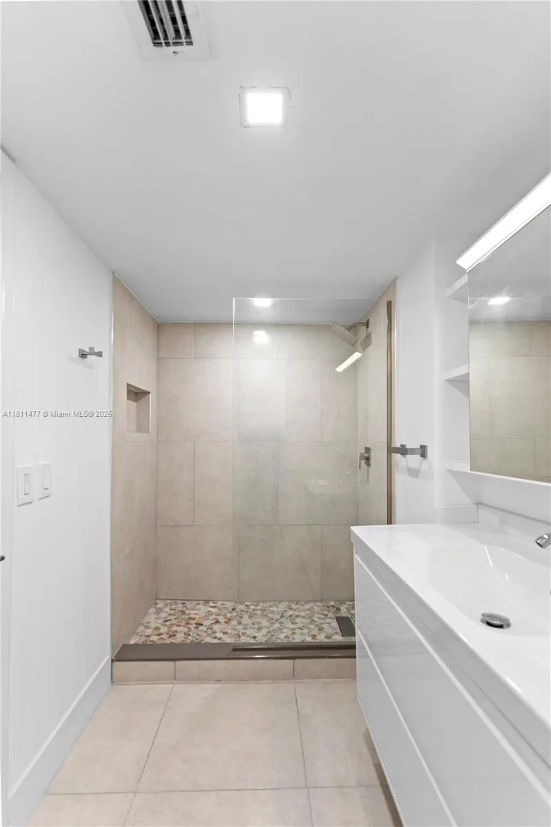 Miami, Florida 33179, United States, 1 Bedroom Bedrooms, ,2 BathroomsBathrooms,Residential,Active,140039