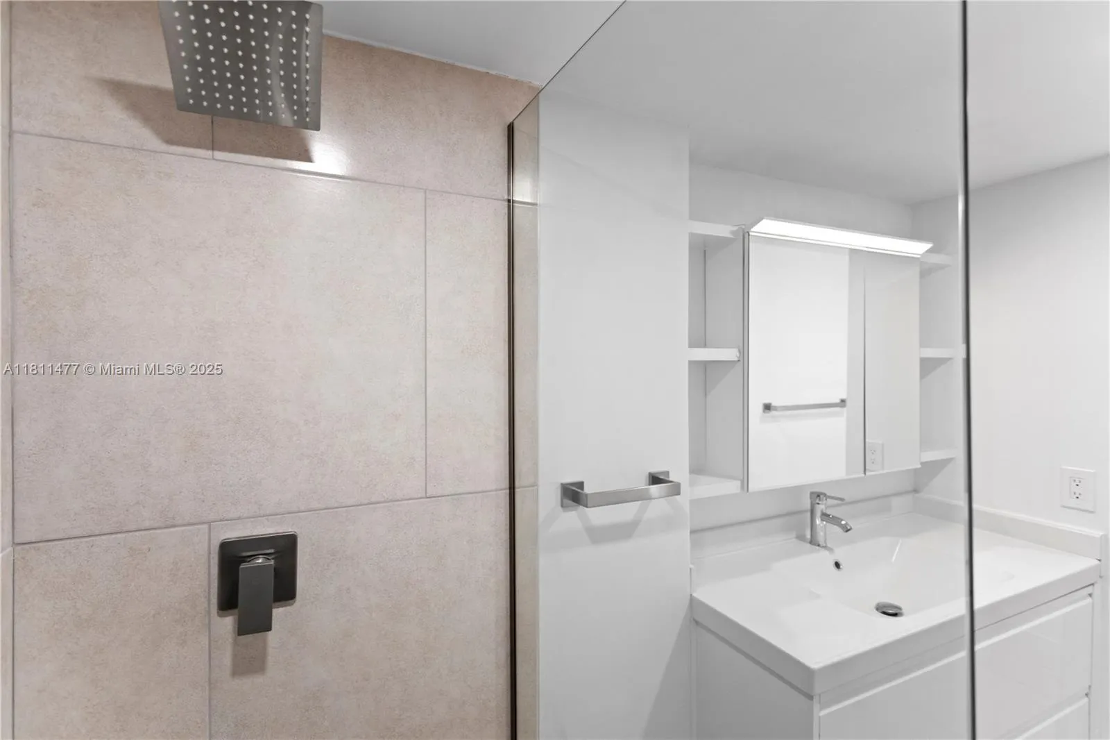 Miami, Florida 33179, United States, 1 Bedroom Bedrooms, ,2 BathroomsBathrooms,Residential,Active,140039