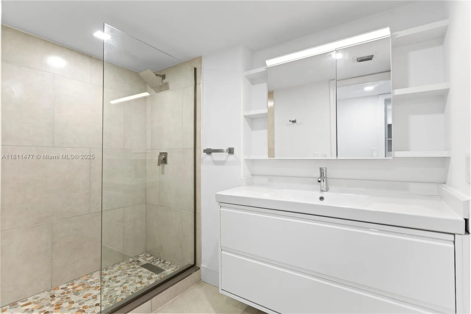 Miami, Florida 33179, United States, 1 Bedroom Bedrooms, ,2 BathroomsBathrooms,Residential,Active,140039