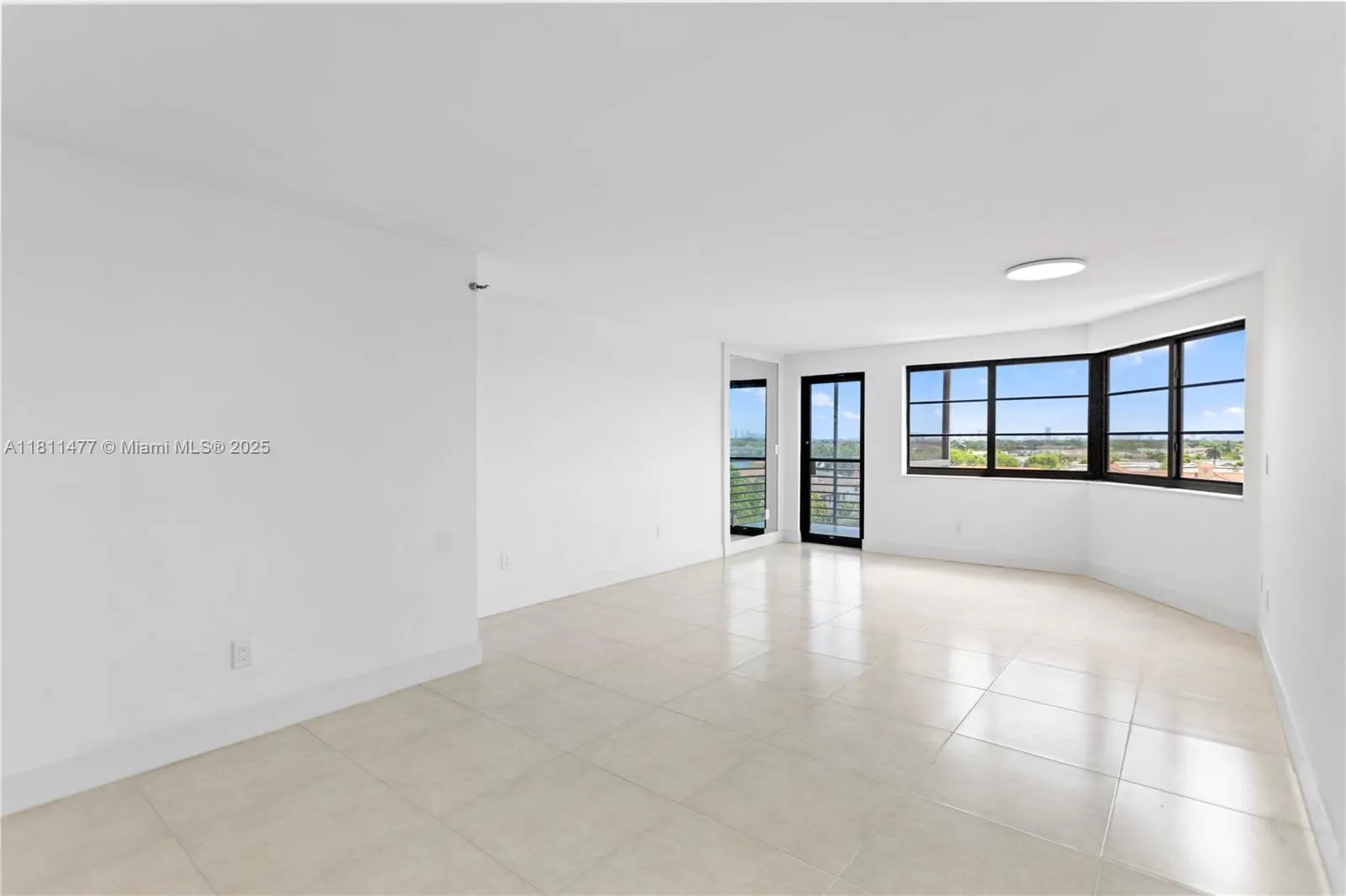 Miami, Florida 33179, United States, 1 Bedroom Bedrooms, ,2 BathroomsBathrooms,Residential,Active,140039