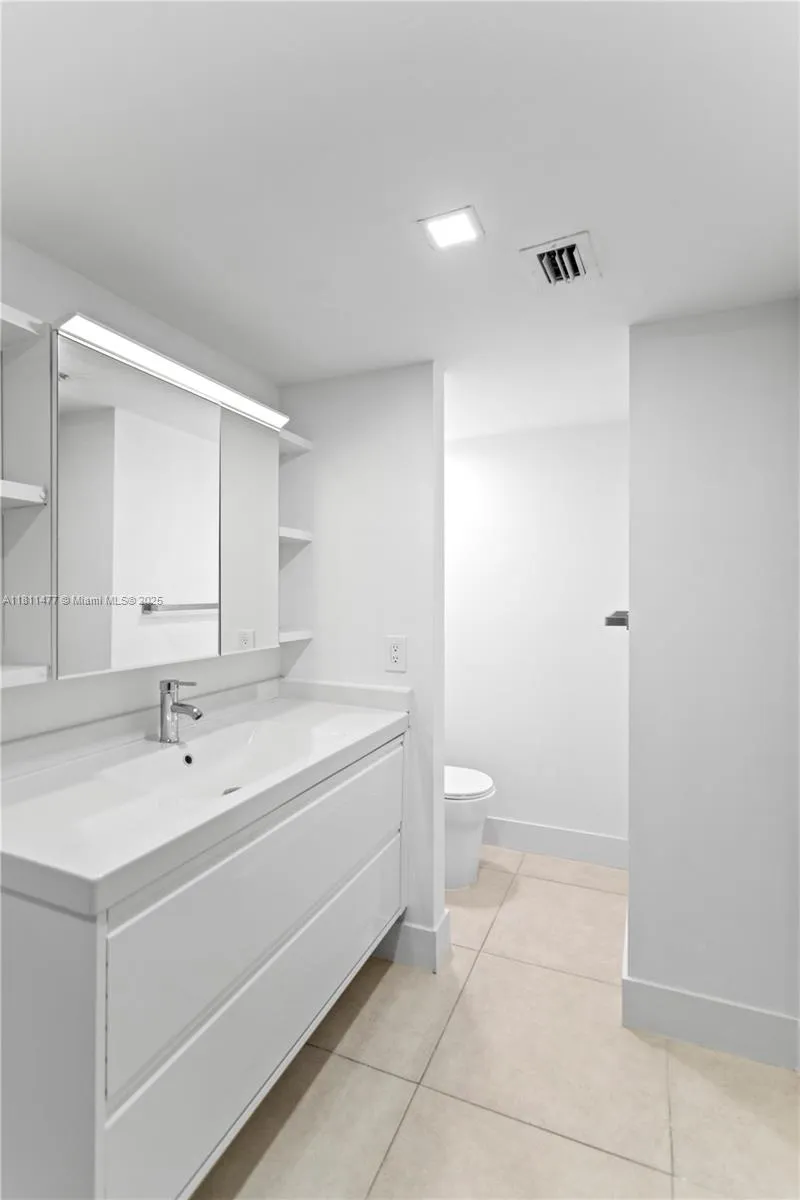 Miami, Florida 33179, United States, 1 Bedroom Bedrooms, ,2 BathroomsBathrooms,Residential,Active,140039