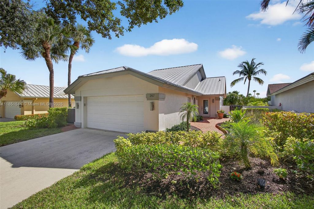 Photo of 257 Ridge Rd, Jupiter, FL 33477 (MLS # A11851511)