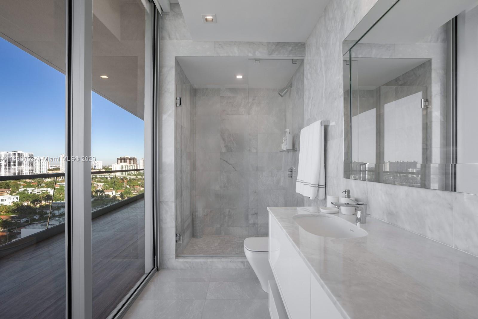 TURNBERRY OCEAN CLUB - Residential