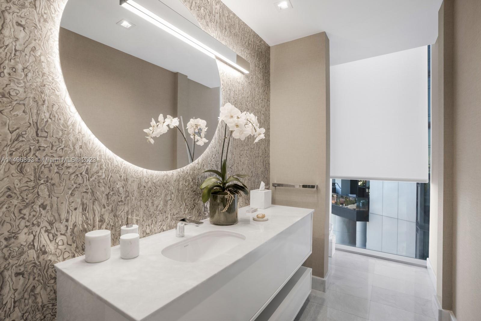 TURNBERRY OCEAN CLUB - Residential