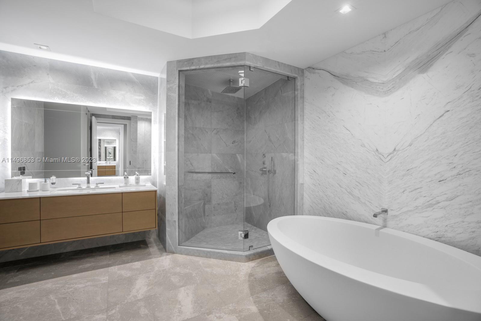 TURNBERRY OCEAN CLUB - Residential
