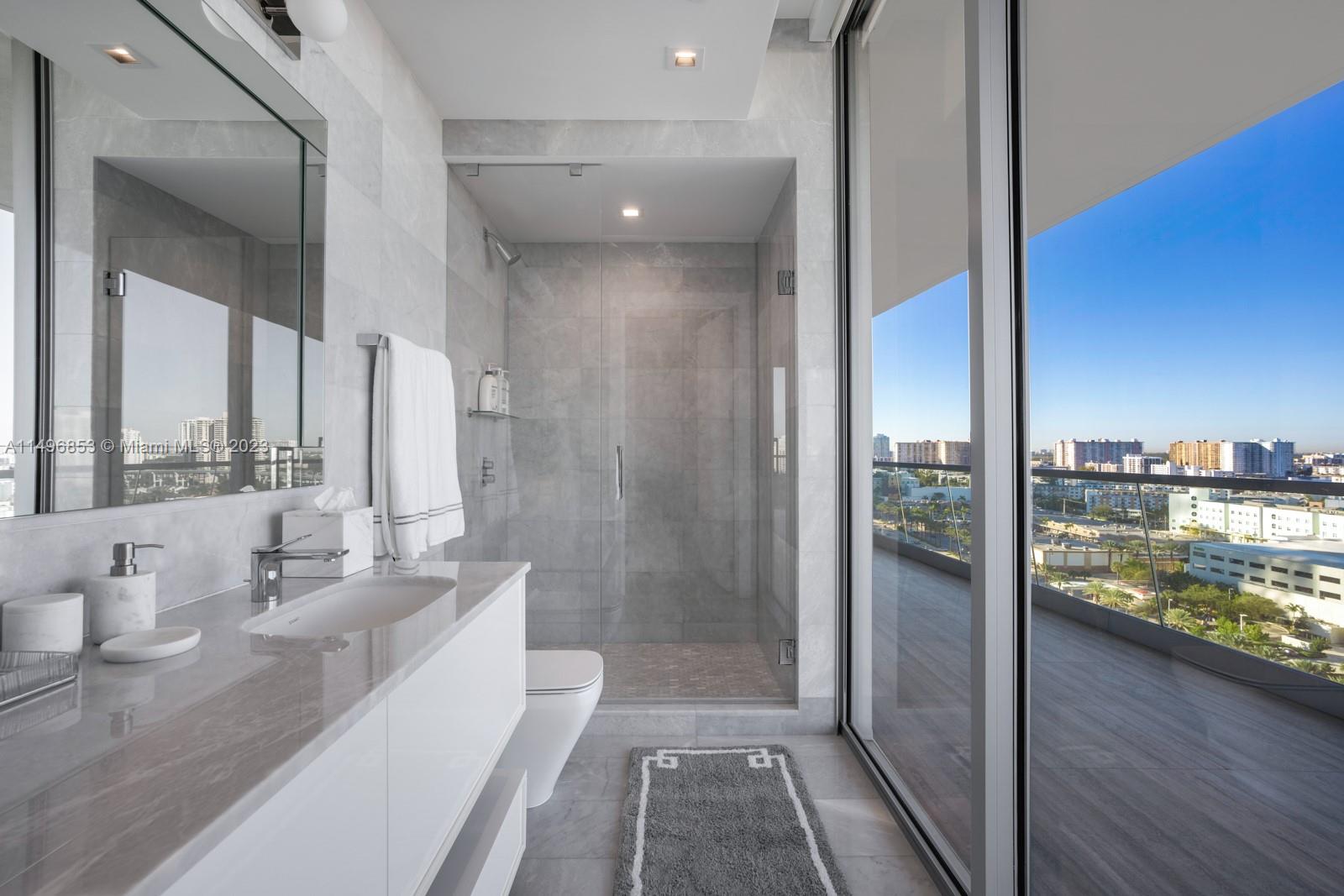 TURNBERRY OCEAN CLUB - Residential