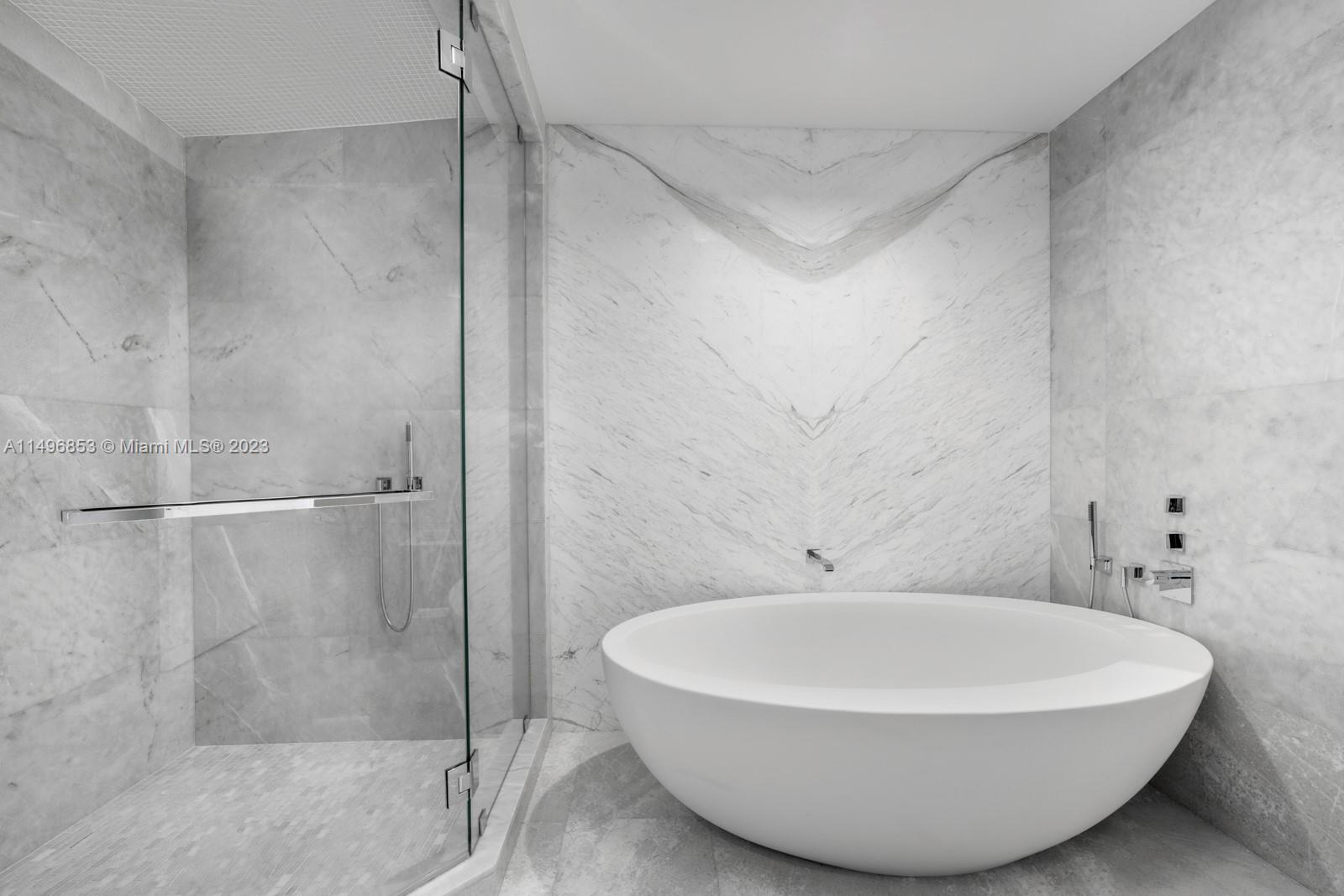 TURNBERRY OCEAN CLUB - Residential