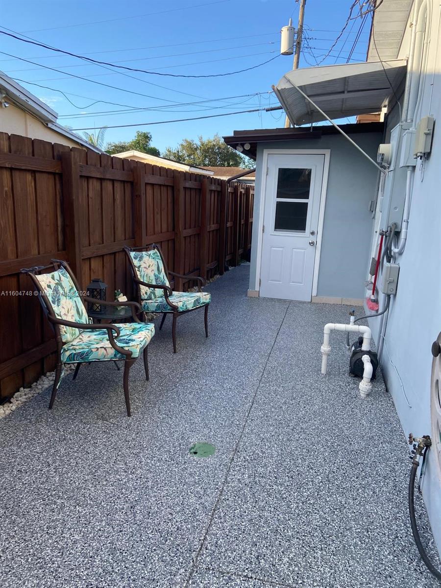 Beautiful and totally renovated efficiency, only the first month and security deposit moving cost. Assigned parking, water, electricity and internet are included in the rent. Rental Application with Credit Report, Criminal records and Proof of Income. Application fee $25.00 paid by prospective tenant.