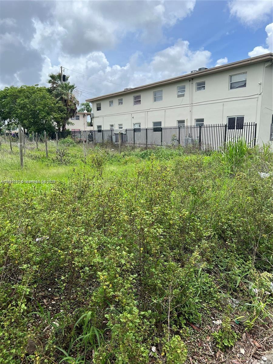 Come and see this two land lots adjacent, just re-zoned to mixed used with a density of 15 units.
This is a real deal! Corner of 4 st and 187 ave in Homestead.One acre in two folios. 1078130000060 and 0050.