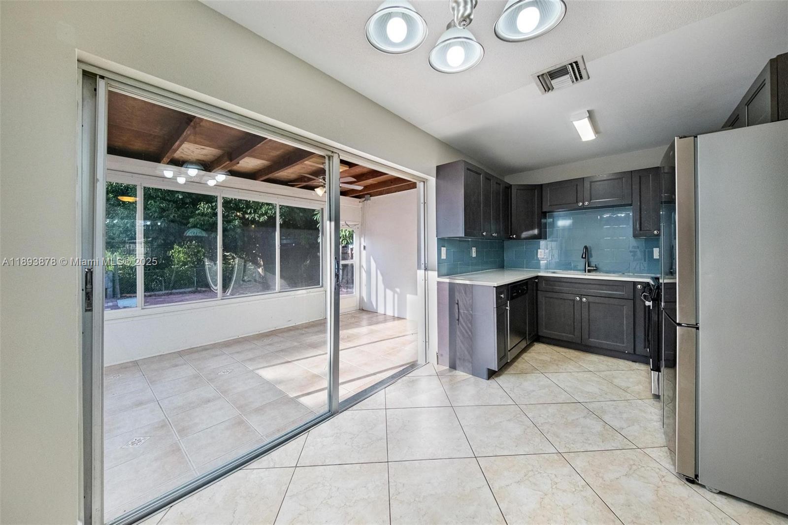 PALM BEACH CABANA COLONY - Residential