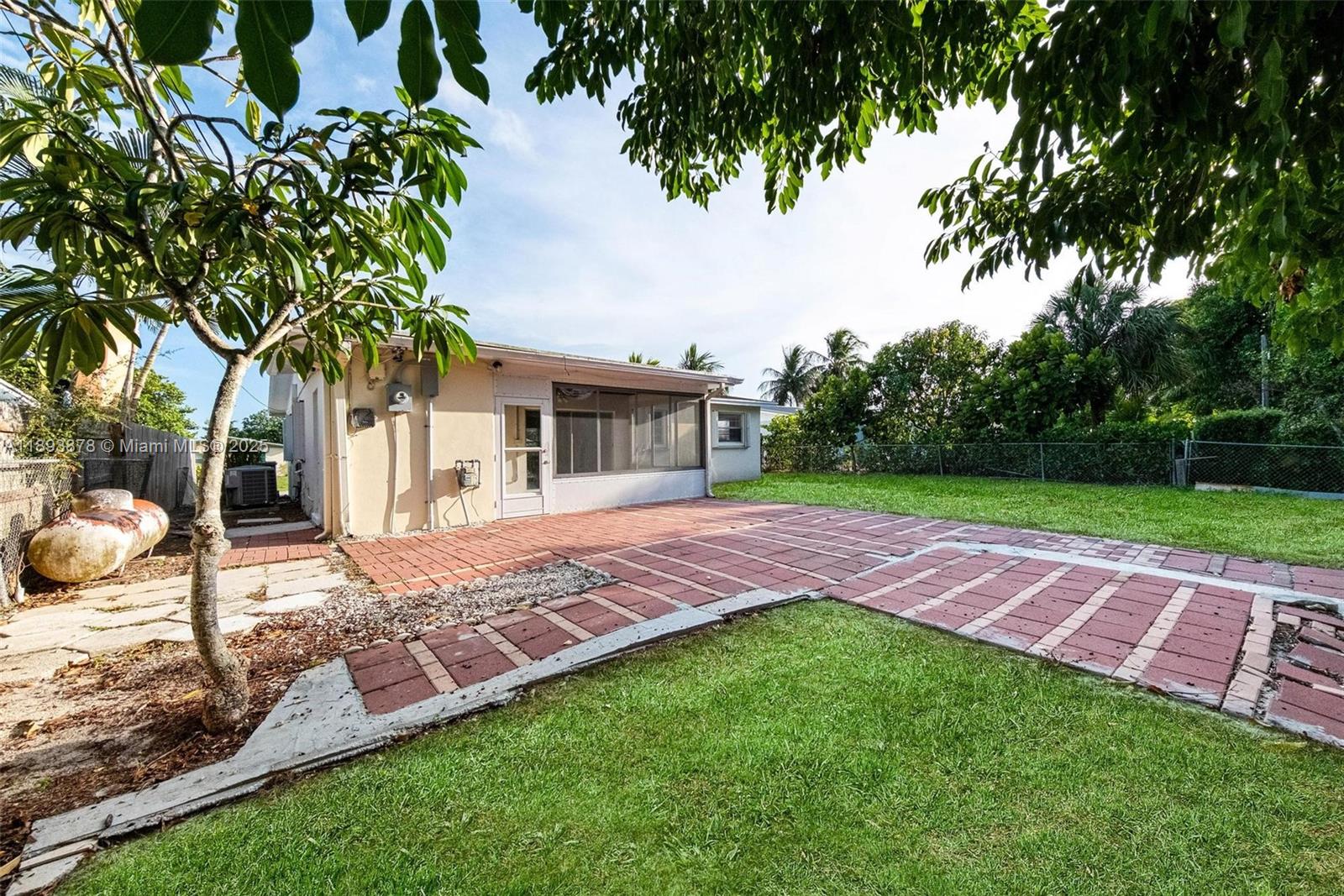 PALM BEACH CABANA COLONY - Residential