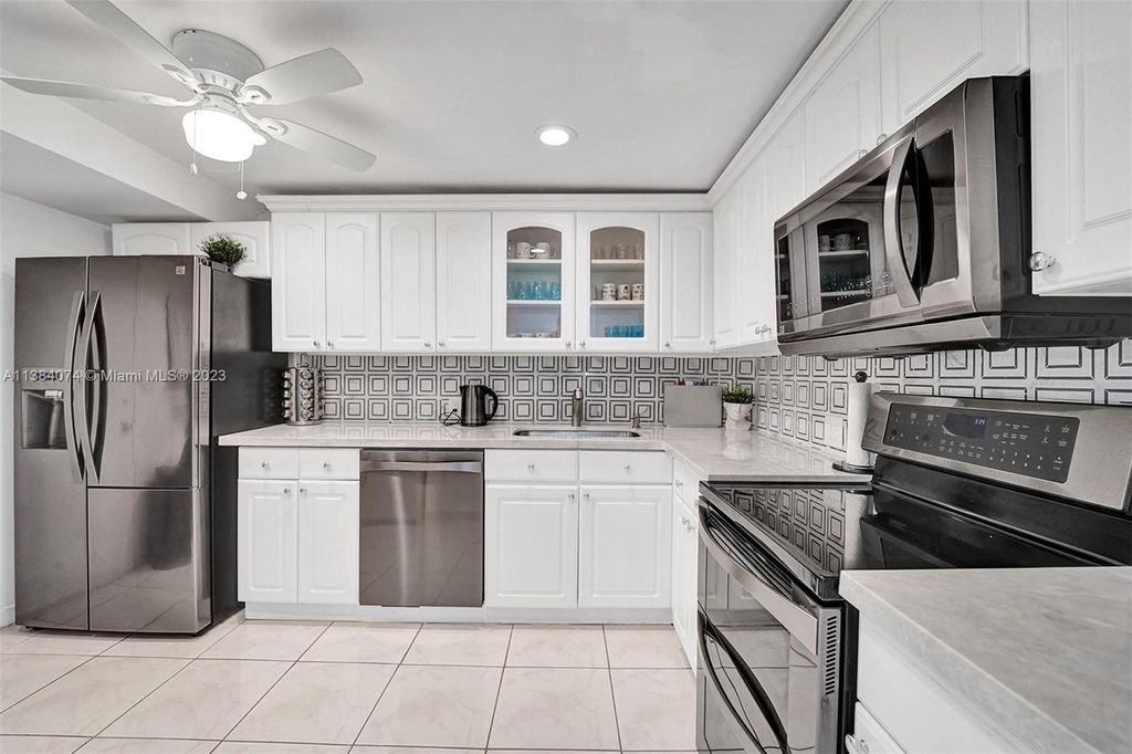 Photo of 4200 Hillcrest Dr #915, Hollywood, FL 33021 (MLS # A11384074)