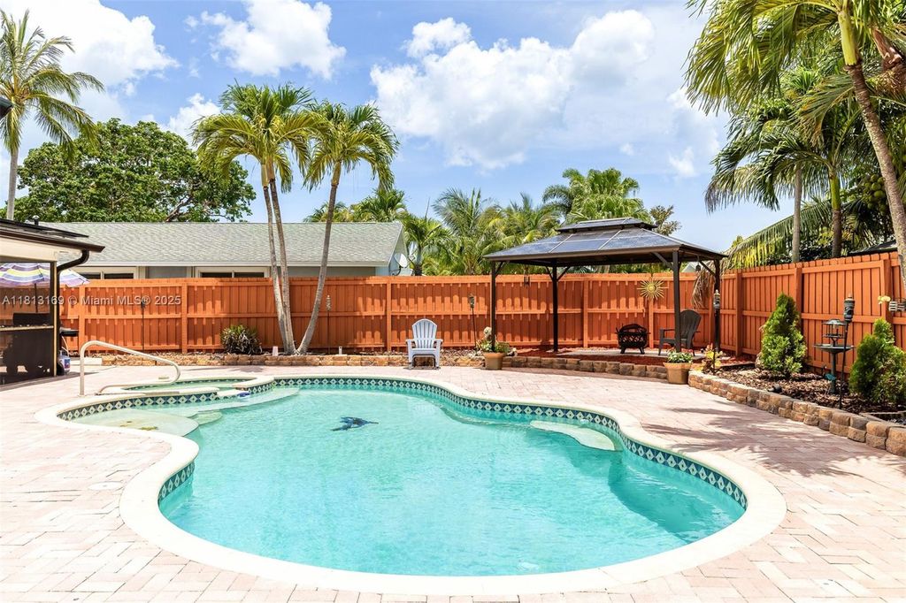 Photo of 4380 Butternut St, Palm Beach Gardens, FL 33410 (MLS # A11813169)
