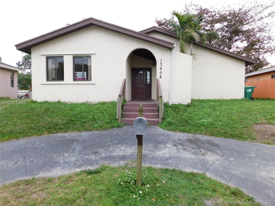 THIS 3 BEDROOMS, 2 BATHROOMS ARE SPLIT PLAN. WALK-IN CLOSETS. LIVING ROOM, FORMAL DINING ROOM, KITCHEN ARE A OPEN FLOOR PLAN. TILE THRU OUT.  A COVERED SCREEN PATIO OVERLOOKS THE BACKYARD WITH TREELINE PRIVACY.   THIS IS A MUST SEE!!!