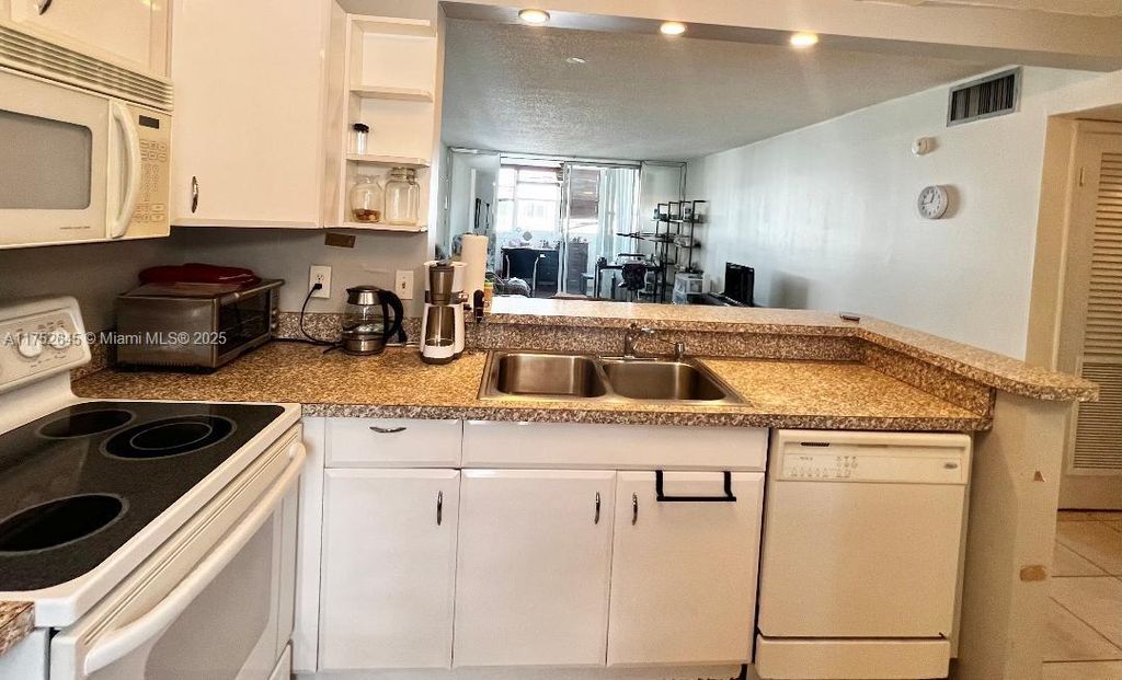 Photo of 609 NE 14th Ave #704, Hallandale Beach, FL 33009 (MLS # A11752645)