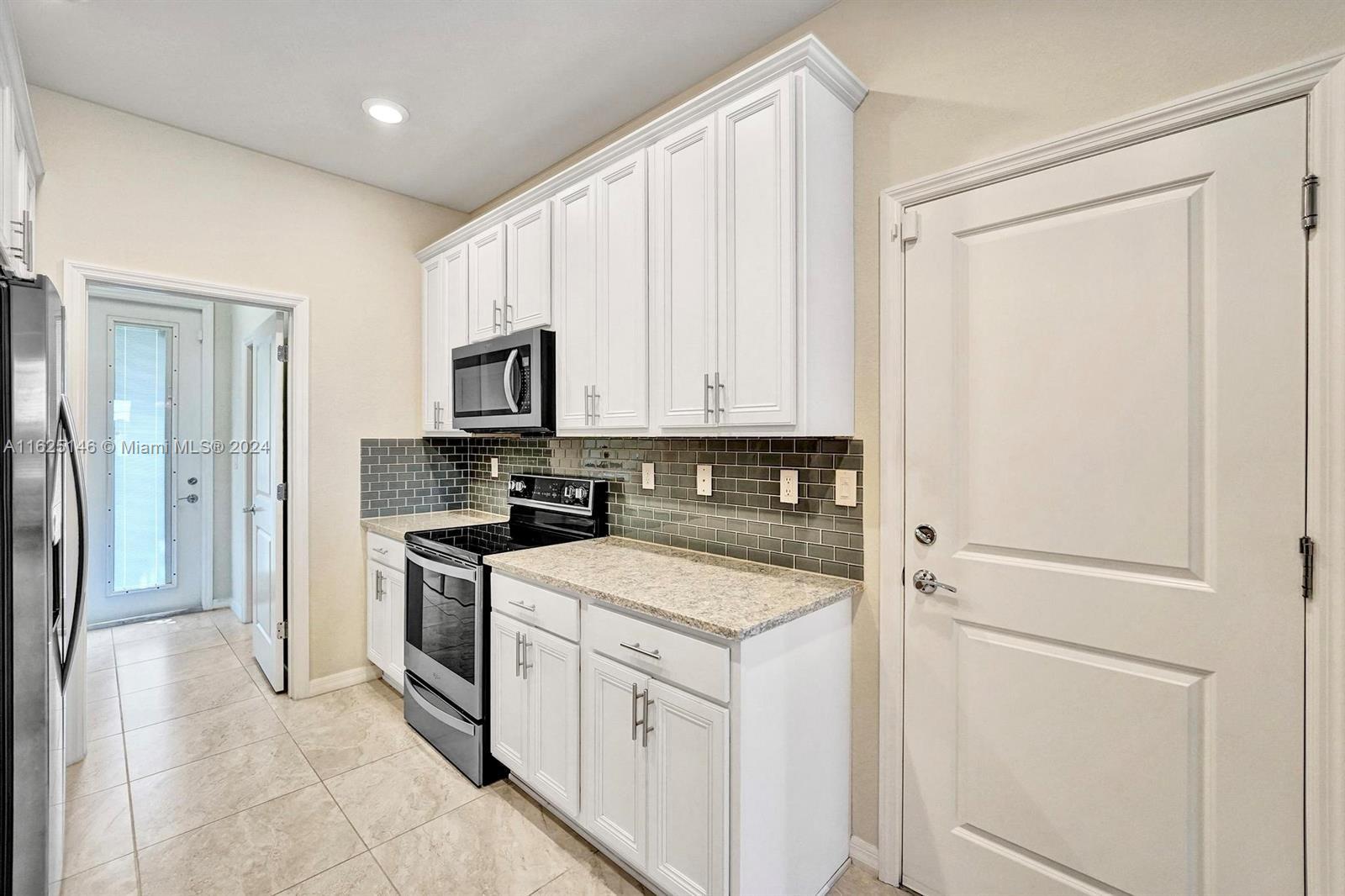 HILLCREST COUNTRY CLUB SO - Residential Lease