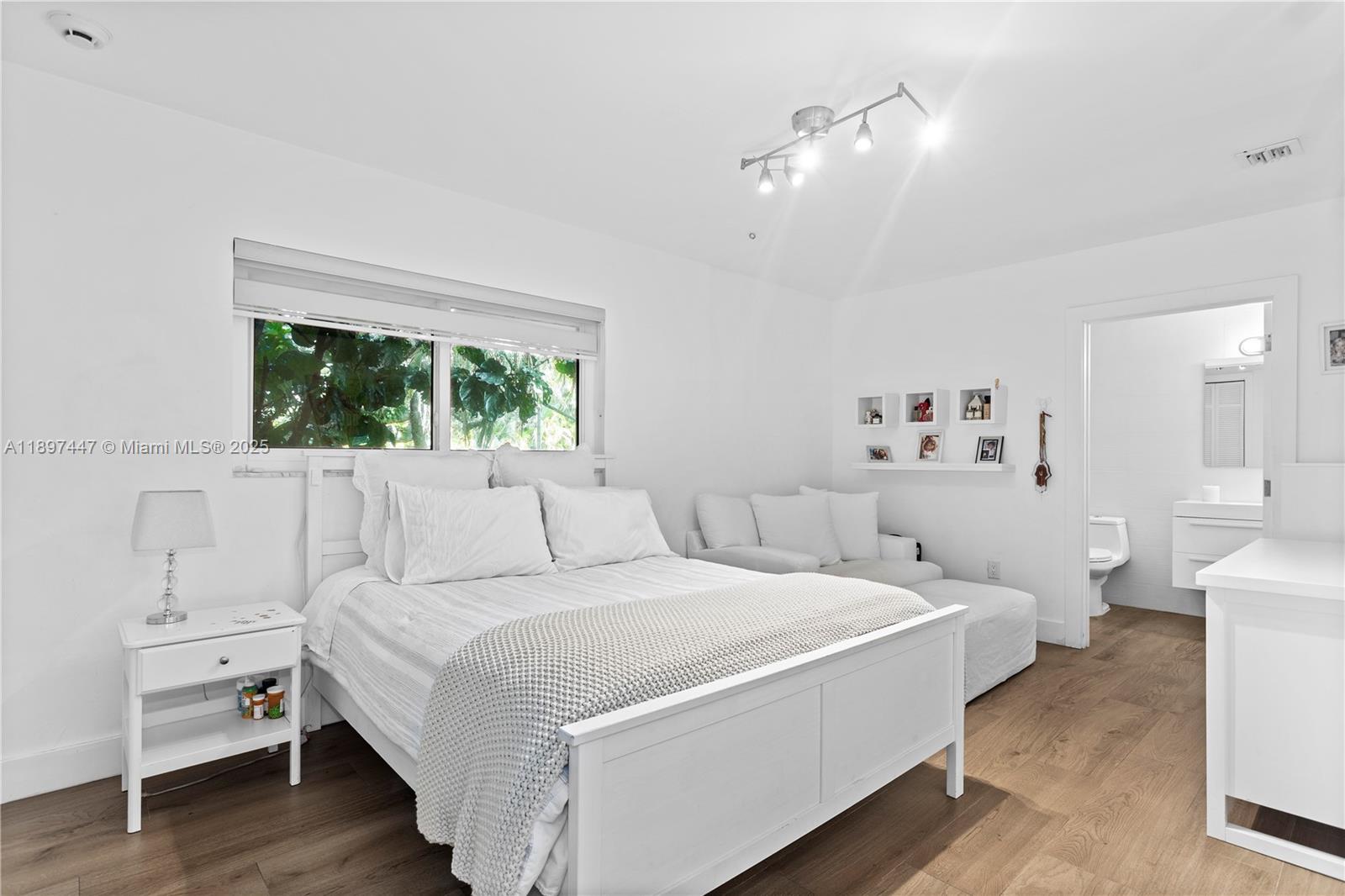 WARWICK MANOR - Residential