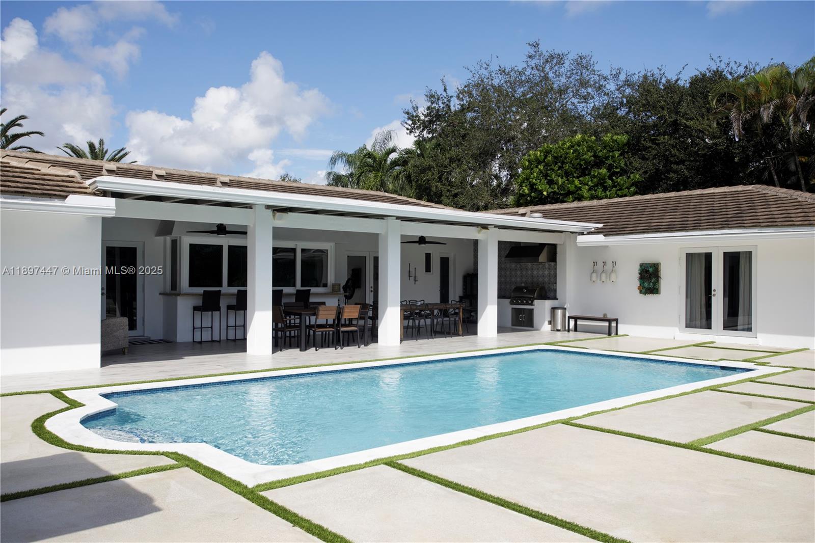 WARWICK MANOR - Residential