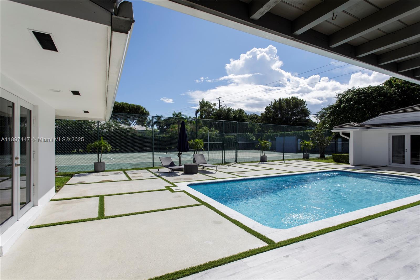 WARWICK MANOR - Residential