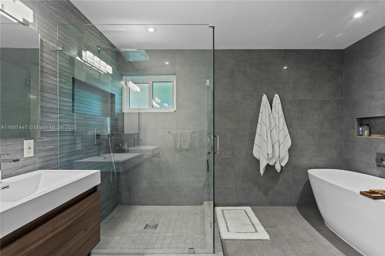 WARWICK MANOR - Residential