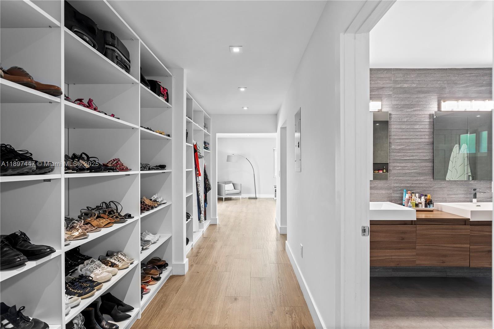 WARWICK MANOR - Residential