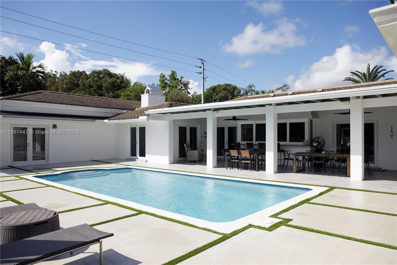 WARWICK MANOR - Residential