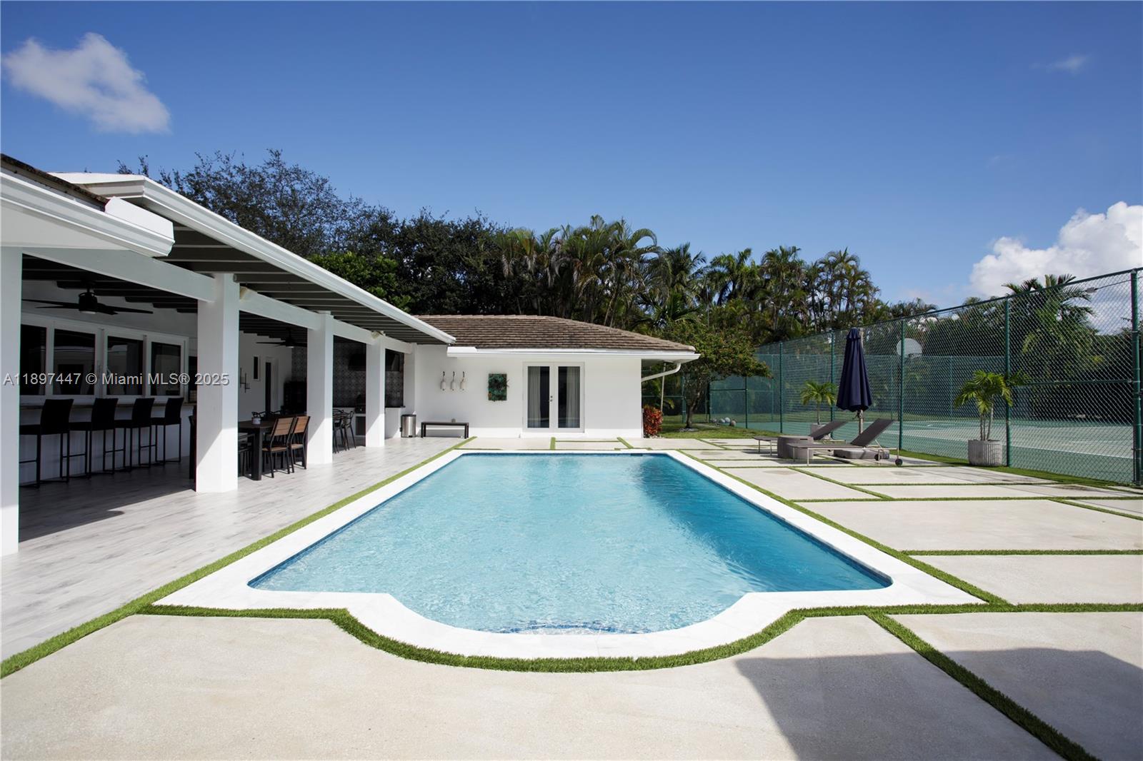 WARWICK MANOR - Residential