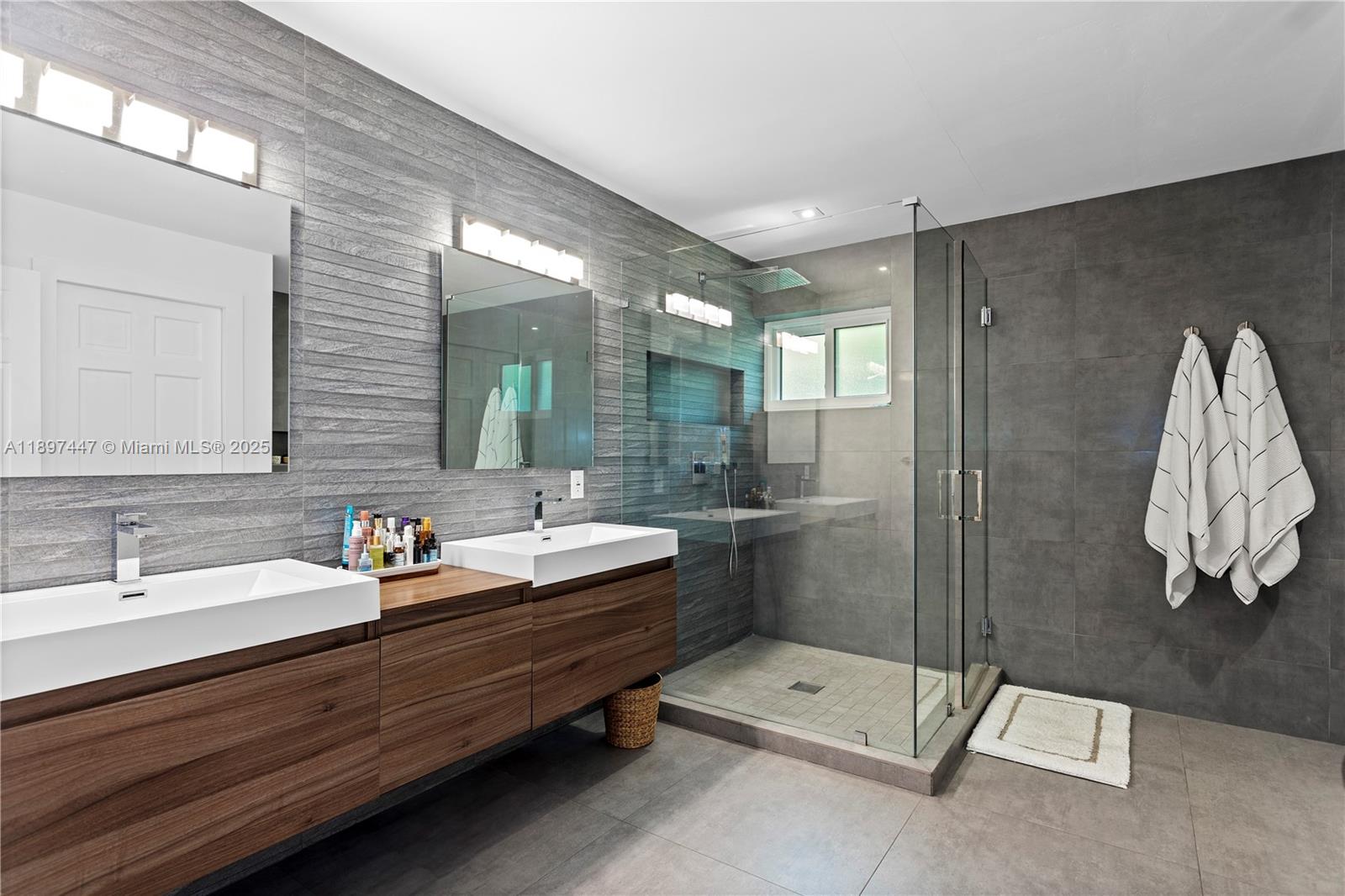 WARWICK MANOR - Residential