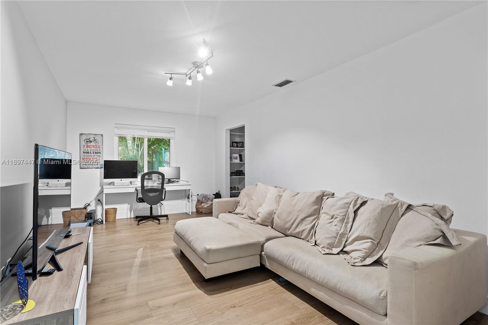 WARWICK MANOR - Residential