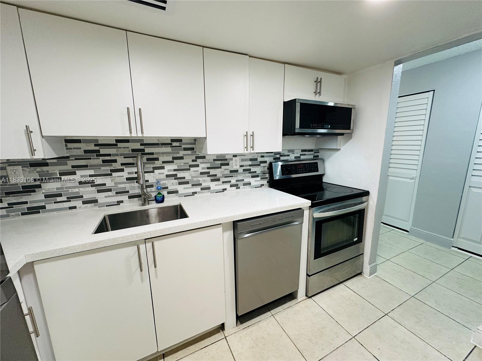 BAYVIEW PALMS CONDO - Residential Lease
