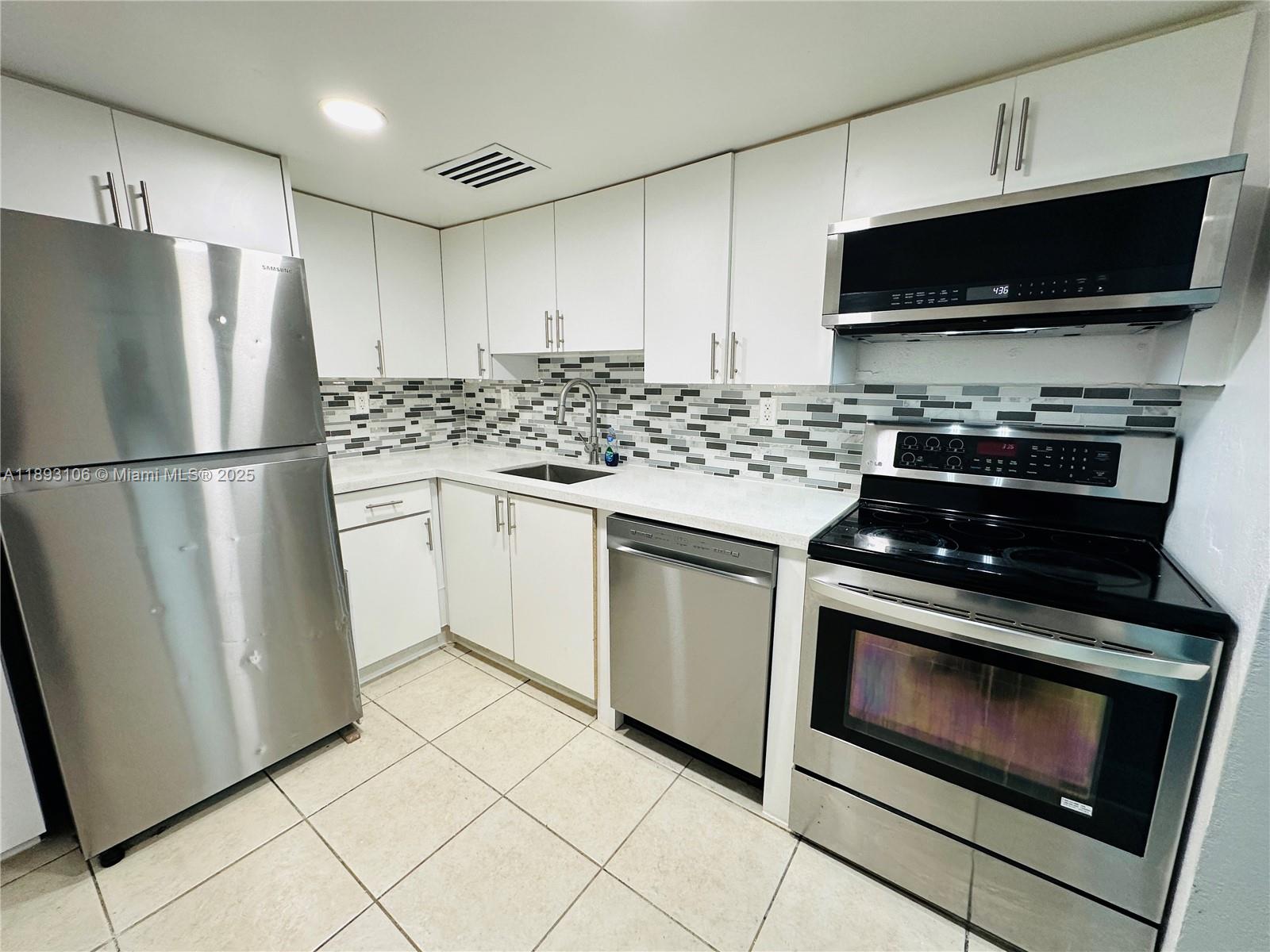 BAYVIEW PALMS CONDO - Residential Lease