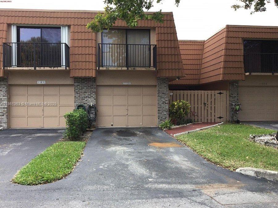 Private Bedroom and bathroom available for rent at Village at Harmony Lake in Davie. Access to the common areas of the home is shared and no pets and no smoking allowed, Credit score (650+)