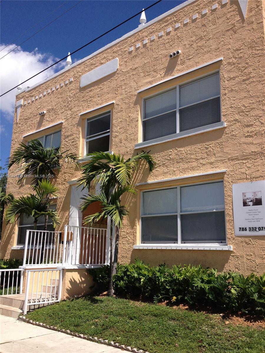 Renovated Unit 1/1 - Lots of sunlight. Stainless Steel kitchen appliances, open kitchen with granite counter top, Washer & Dryer within the unit. Central A/C. Stone Floors. Next to Brickell and Downtown