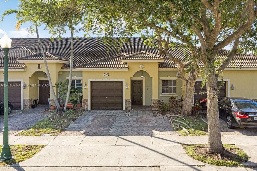 Beautifil and well maintaimed 2 bedroom 2 bathroom town house located in a desirable Ventura at Malibu Bay community in Homestead. This property offers approximately 1.258 sqf of living space with an open layout. spacious bedrooms.