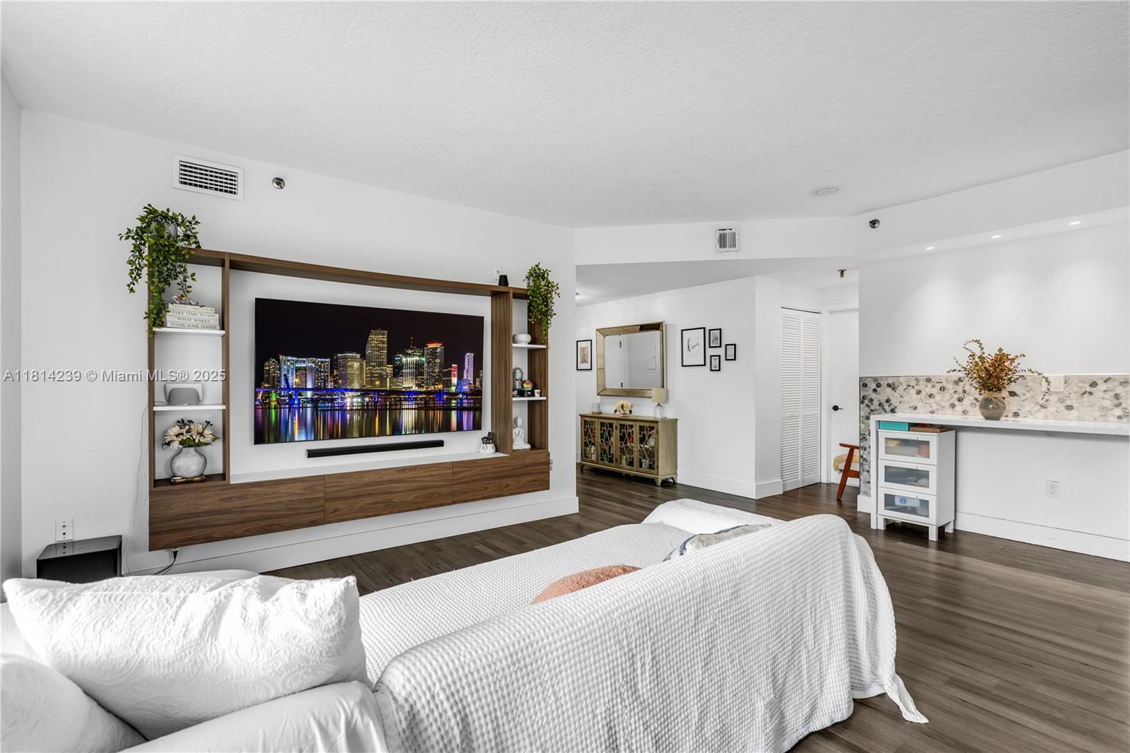 Rental Property at 1834 Brickell Ave 33, Miami, Broward County, Florida - Bedrooms: 2 
Bathrooms: 2  - $4,000 MO.