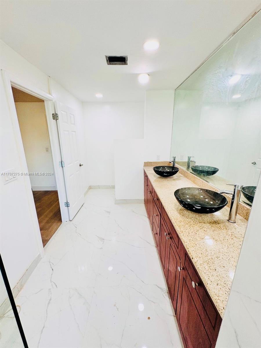 WIMBLEDON TOWNHOUSE II-13 - Residential Lease