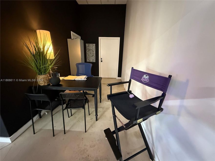 A **professional recording studio** is available with all the necessary facilities to start producing immediately. The space includes **two areas designed for interviews and radio programs**, as well as a **specially conditioned room for music recording**.  
An ideal place for those who wish to start and grow a new business in the field of music and media.