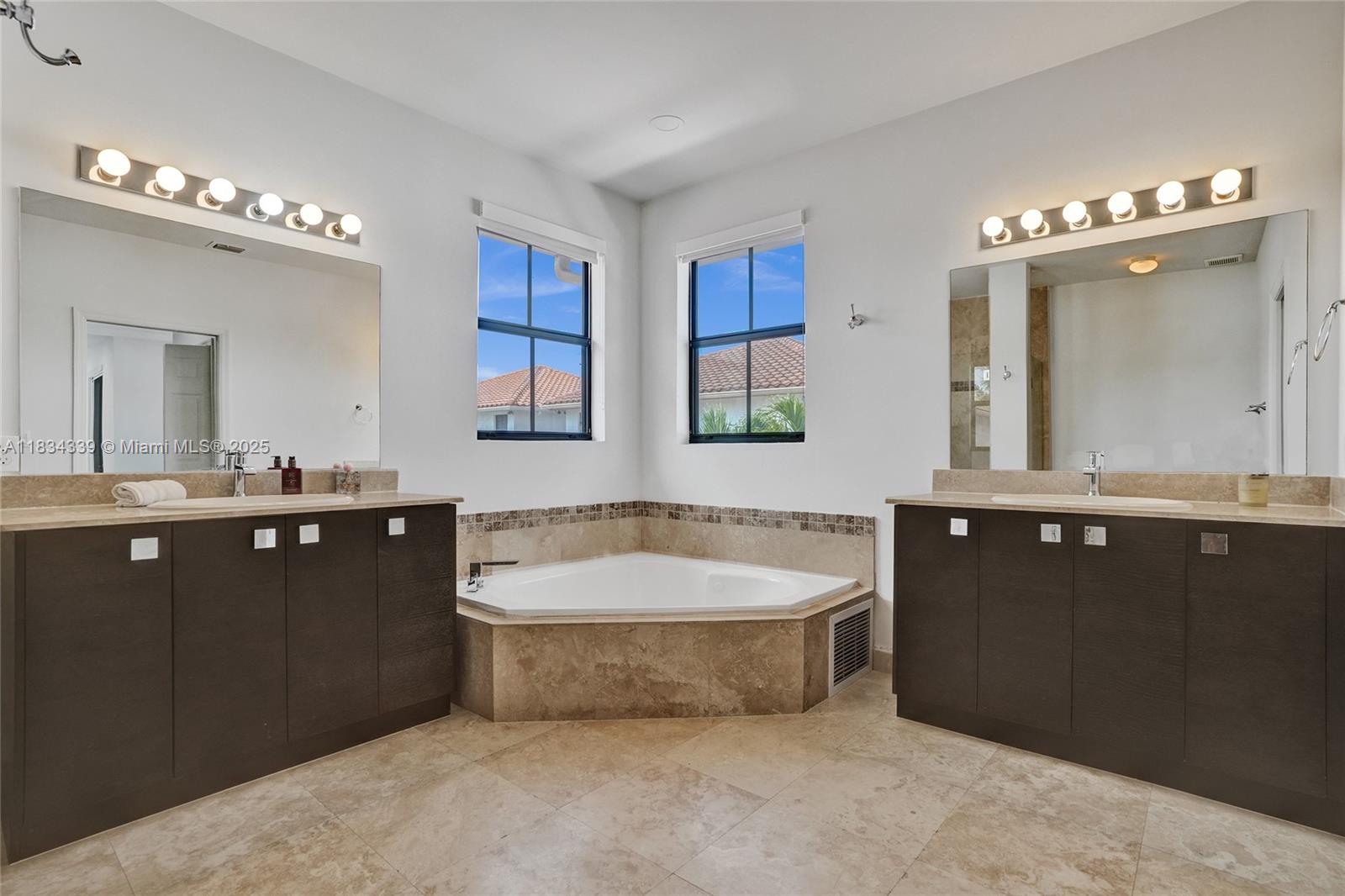 FONTAINEBLEAU WEST NORTH - Residential