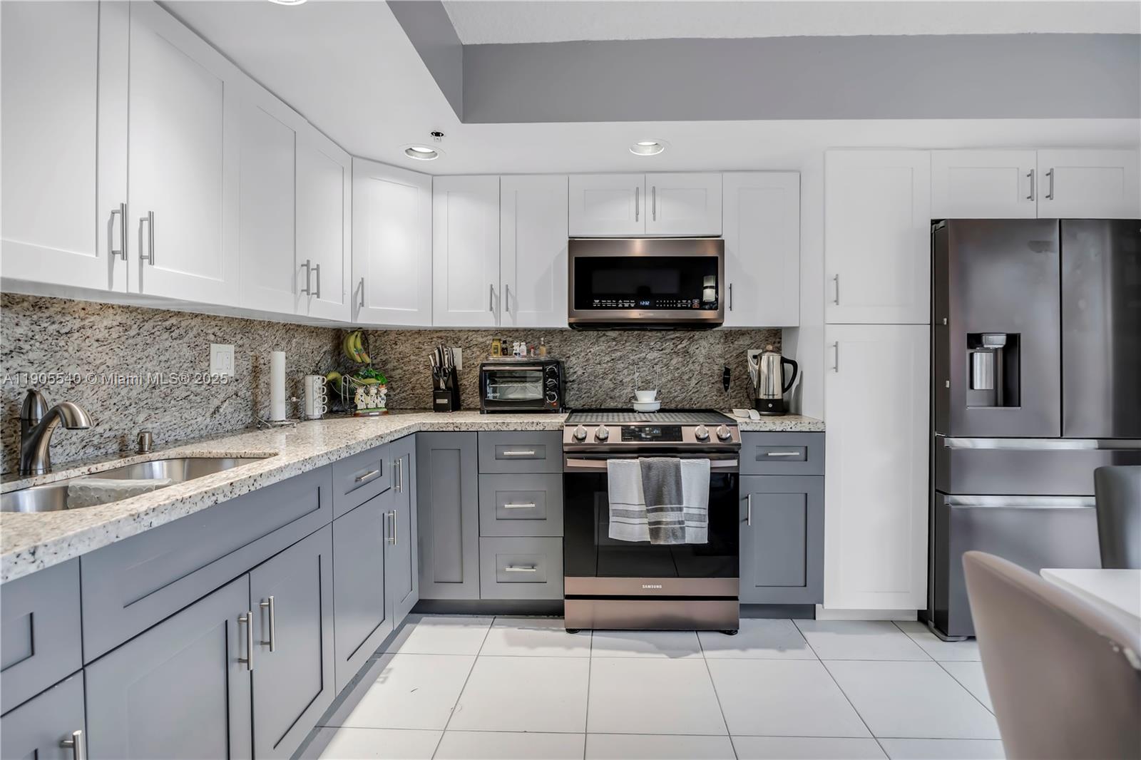 HORIZONS WEST CONDO #6 - Residential