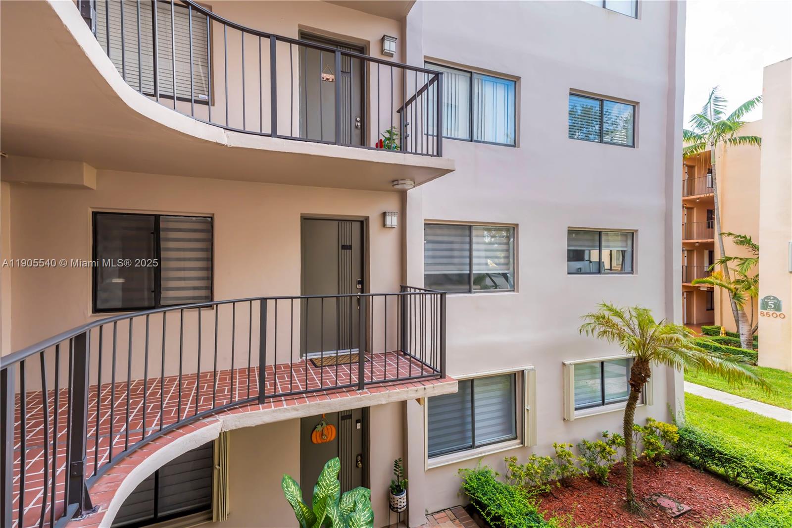 HORIZONS WEST CONDO #6 - Residential