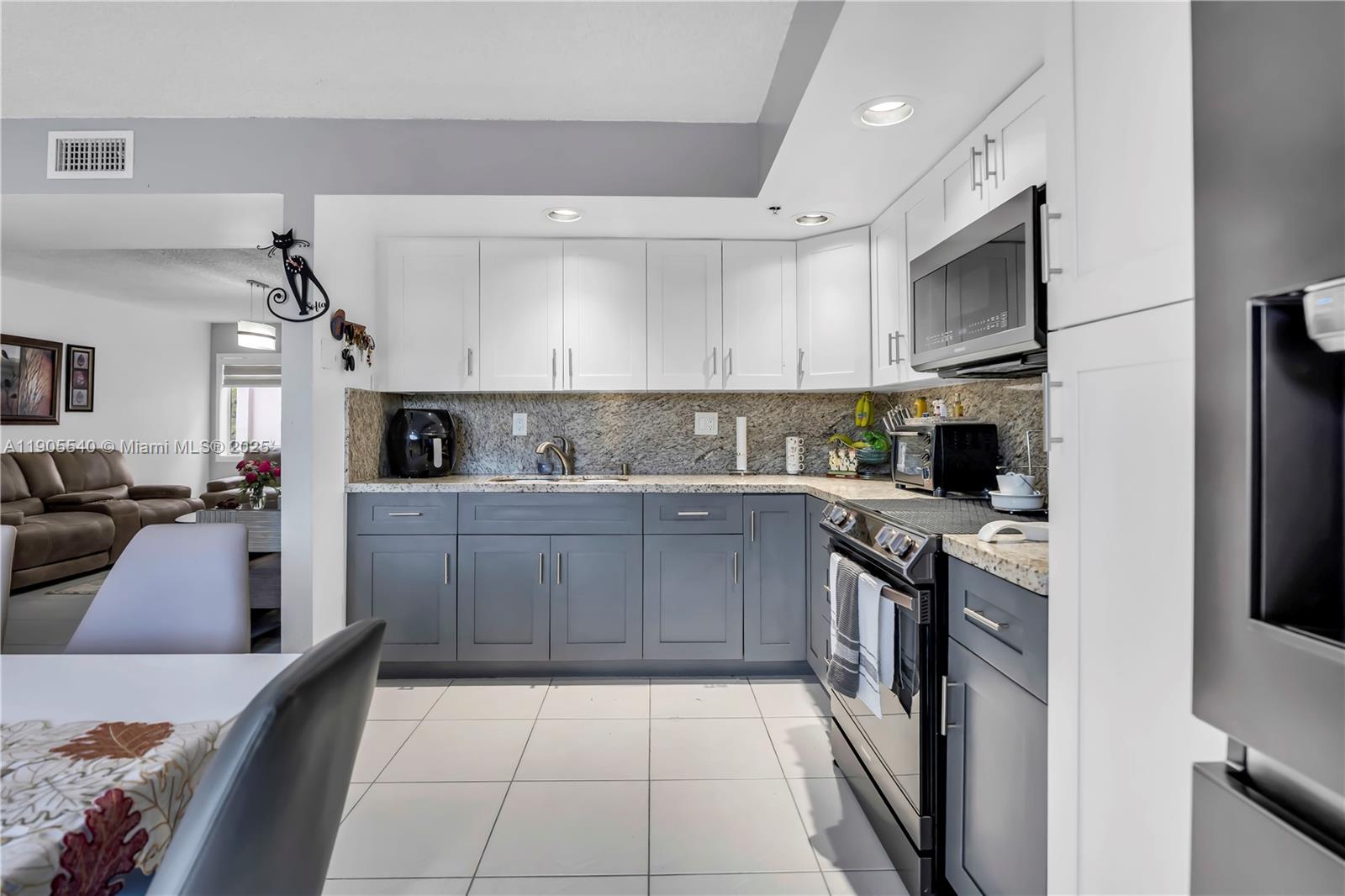 HORIZONS WEST CONDO #6 - Residential