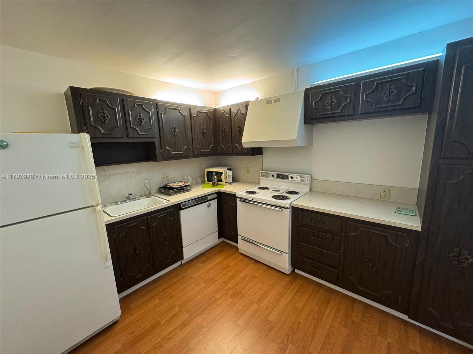 ADMIRALS PORT CONDO-WEST - Residential