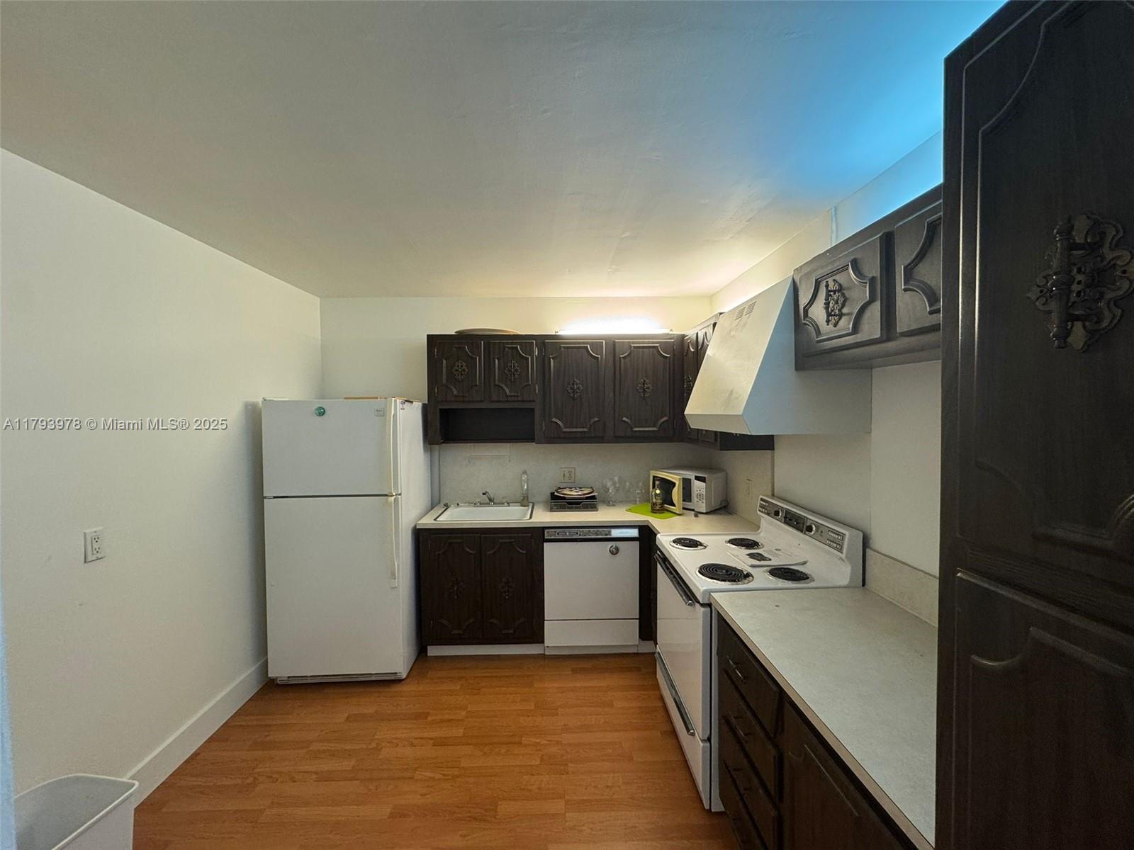 ADMIRALS PORT CONDO-WEST - Residential