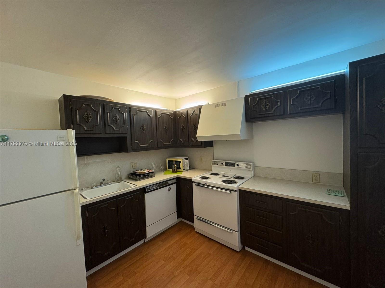 ADMIRALS PORT CONDO-WEST - Residential