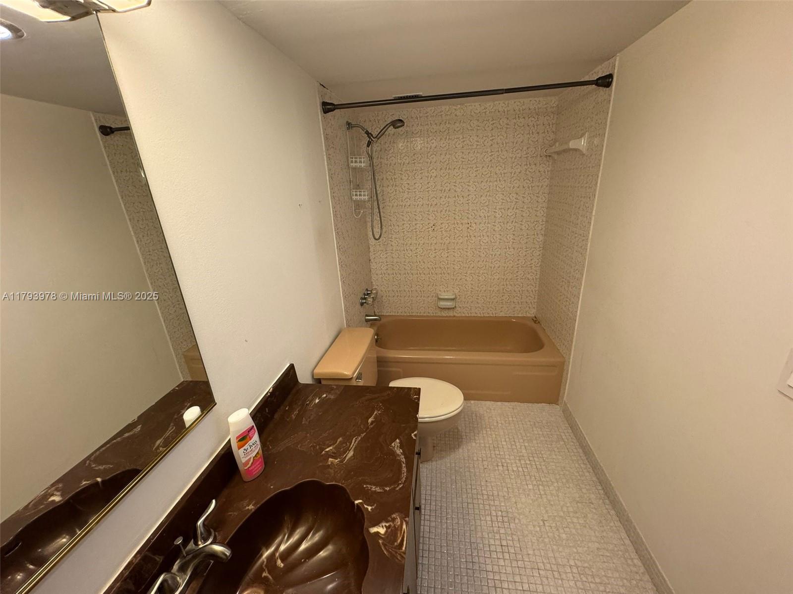 ADMIRALS PORT CONDO-WEST - Residential